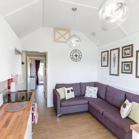 Hedgehog Lodge With Hot Tub Cupar Exterior photo