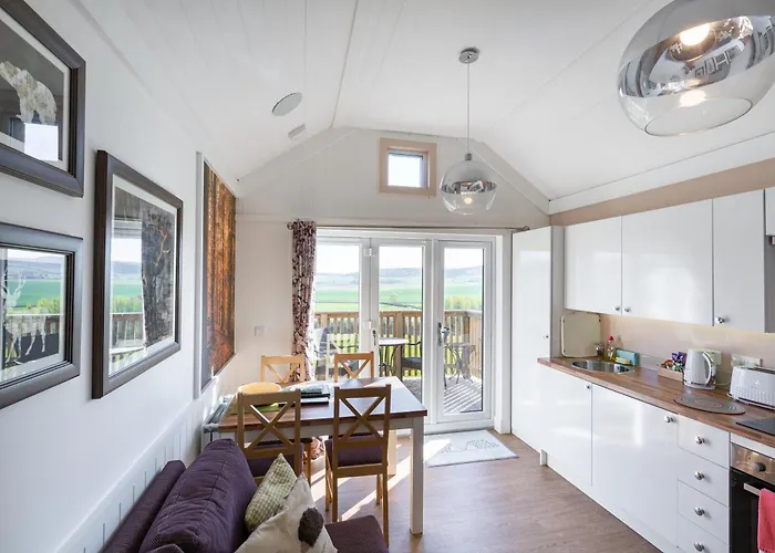 Hedgehog Lodge With Hot Tub